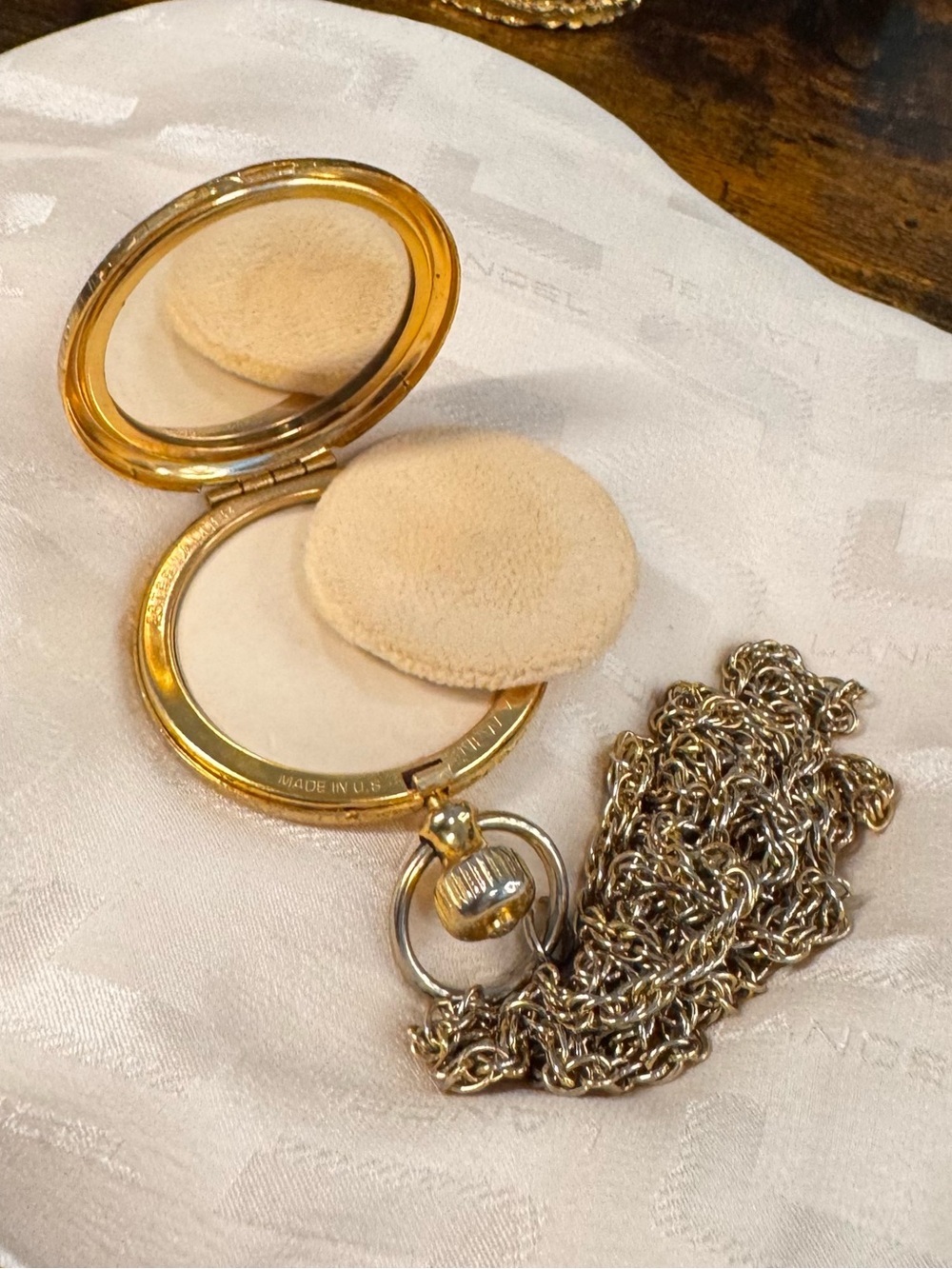 Vintage Estée Lauder 1967 Golden Tracery Powder Compact Watch & Chain - Picture 10 of 12